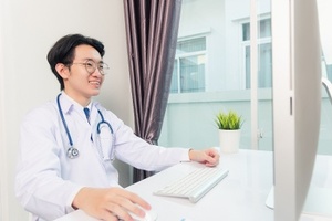 dentist learning new practice management technology